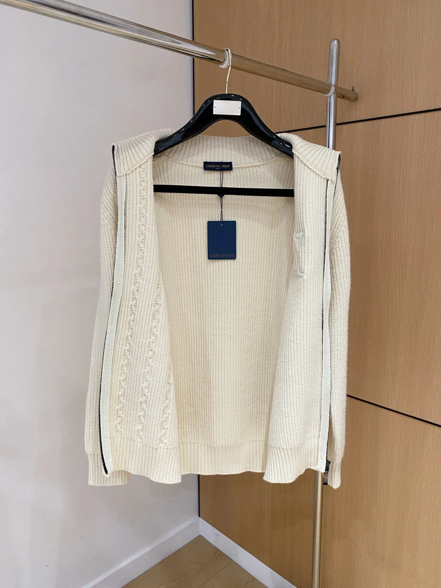 🅿️540 【LV Louis Vuitton】Autumn and winter classic cardigan sweater, in full condition! ! ! Wool blended fabric, the latest model in 2025, golden ratio! ! Slim-fitting soft gold, versatile and practical item, the combination and practicality are extremely powerful, simple and elegant, and classy! To create your own style, it is highly recommended to buy it in two colors. The standard slim fit tailoring process is suitable for both young and old men. It is knitted from wool and will not cause any discomfort! While keeping warm, it is stylish, textured and wearable, and the classic logo with contrasting colors on the chest feels in place! ! Recommended for regular customers! ! Size M-3XL (maximum wear: 190 pounds)